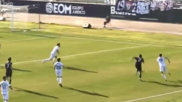 La salvaje entrada en el fútbol español que no fue sancionada con expulsión: polémica arbitral y mucha tensión