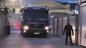 La extravagante llegada de Laporta al Auditori con las 8.171 firmas: es único