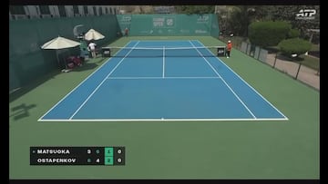 La secuencia es aterradora: caen bombas en pleno partido y tienen que salir corriendo