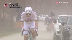 Pogacar revienta la Strade Bianche con un ataque a 80 km de meta en solitario: histórico