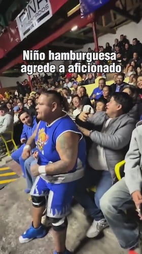 Niño Hamburguesa agrede violentamente a fanático