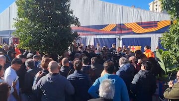 Baño de masas de Laporta al asistir a votar: todas las miradas puestas en él