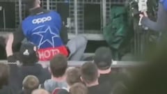 Captan el momento en el que Noa Lang se secciona el dedo con la valla publicitaria: escalofriante