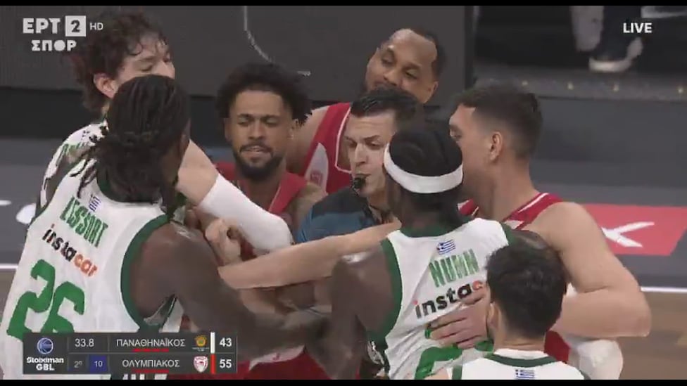 Brutal tangana en el Panathinaikos vs. Olympiacos: hasta camisetas rotas