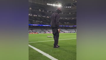 Olise does his weird pre-match ritual again: this time at the Bernabéu
