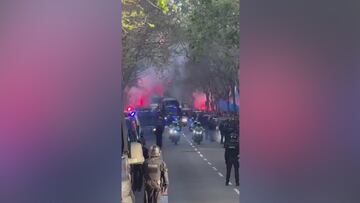 Panic outside Camp Nou: barrier collapses and sparks chaos as Barcelona team bus arrives