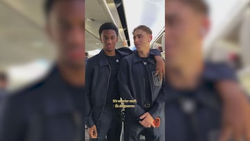 El Barça calienta la remontada con un vídeo en el avión: escuchen la profecia de Balde y Olmo