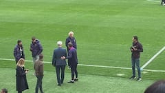 El gesto de Flick en la cara del señor de la UEFA para darle más verosimilitud a su queja de indignación por el césped