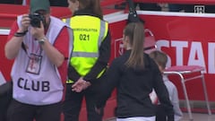 Imagen histórica en la Bundesliga: La mediática reacción al debut de Marie-Louise Eta