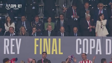 La pillada a Almeida justo antes de comenzar la prórroga con Ayuso a su lado