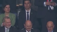 La pillada a Almeida justo antes de comenzar la prórroga con Ayuso a su lado