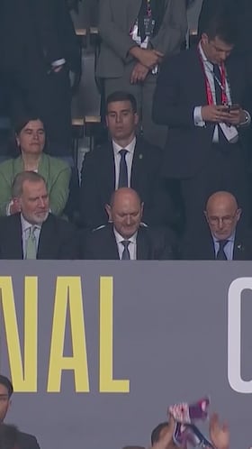 La pillada a Almeida justo antes de comenzar la prórroga con Ayuso a su lado