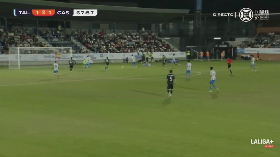 Susto tremendo tras el gol del Castilla: la valla de los aficionados blancos cedió en la celebración