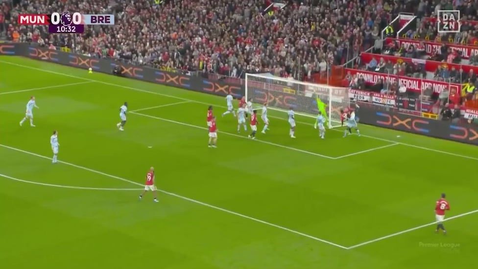 ¡Eleva su leyenda hasta el infinito! Casemiro enloqueció a Old Trafford con un golazo que ya es historia