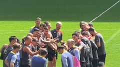 Pasillo de collejas a Simeone por su cumpleaños: tienen que ver las caras