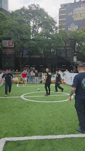 Mundial 2026 llega al Metro Insurgentes: policías y aficionados se unen en una reta viral