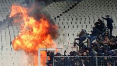 Los ultras del AEK asaltaron el campo y lanzaron bengalas a los seguidores del Ajax en el encuentro que enfrent&oacute; a ambos clubes en la fase de grupos.