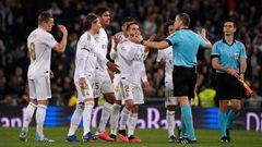 Real MadridxB4s players protest to Spanish referee Javier Alberola during the Spanish league football match between Real Madrid CF and RC Celta de Vigo at the Santiago Bernabeu stadium in Madrid on February 16, 2020. (Photo by PIERRE-PHILIPPE MARCOU / AFP