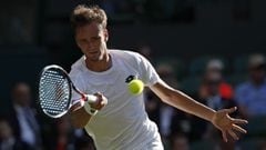 El tenista ruso Daniil Medvedev devuelve una bola durante su partido ante Stan Wawrinka en Wimbledon 2017.