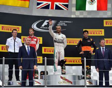 El podio, compuesto por Lewis Hamilton (C), Sebastian Vettel (3ro I) Sergio Perez (2do D).