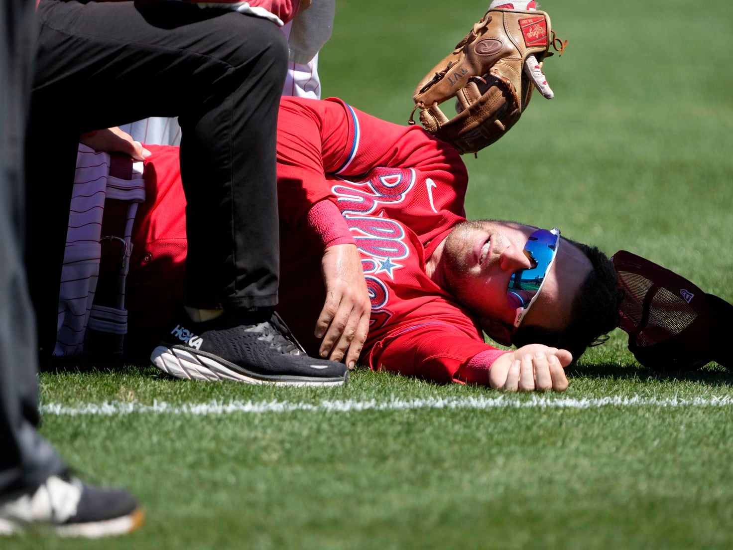 Phillies' Rhys Hoskins OK after being hit by pitch on hand, could