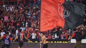 Jugadores del Atlas festejan con una bandera en la cancha el pase a la Final