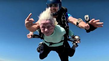 La paracaidista Dorothy Hoffner saltando en t&aacute;ndem el 1 de octubre del 2023, con 104 a&ntilde;os, R&eacute;cord Guinness de la persona de mayor edad en hacerlo. 