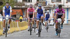 Fernando Gaviria y Bob Jungels ruedan con sus compa&ntilde;eros del Quick-Step en el Giro de Italia 2017.