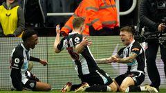 08 February 2022, United Kingdom, Newcastle: Newcastle United&#039;s Kieran Trippier (R) celebrates scoring his side&#039;s third goal with team-mates during the English Premier League soccer match between Newcastle United and Everton at St James&#039; Pa