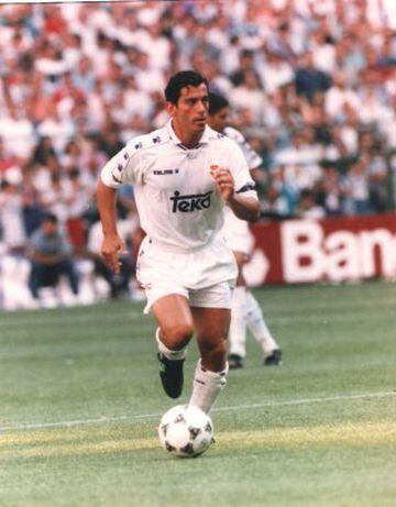 Jugador del Valencia durante nueve temporadas desde mediados de los ochenta, y con el Real Madrid las temporadas 94/95 y 95/96