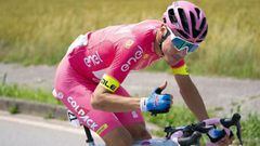 El ciclista espa&ntilde;ol Juan Ayuso, con la maglia rosa de l&iacute;der de la general durante una etapa del Giro sub-23.
