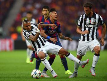 Neymar cae al piso ante una dudosa falta de Arturo Vidal.
