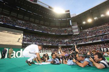 El delantero portugués firmando una camiseta del Real Madrid