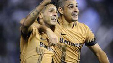 Ismael Sosa y Gerardo Alcoba celebran el segundo gol de Pumas.