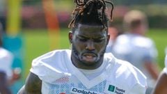 MIAMI GARDENS, FL - JUNE 1: Tyreek Hill #10 of the Miami Dolphins warms up during the Miami Dolphins OTAs at the Baptist Health Training Complex on June 1, 2022 in Miami Gardens, Florida. (Photo by Joel Auerbach/Getty Images)