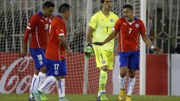 Alexis S&aacute;nchez, Gary Medel y Gonzalo Jara se recriminan por el gol de Rolan.