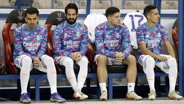 Daniel Ceballos, Isco Alarc&oacute;n, Luka Jovic y Lucas V&aacute;zquez, jugadores del Real Madrid, se sientan en el banquillo.
