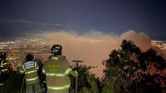 Continúa el incendio en los cerros orientales de Bogotá.