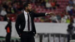Benjamín Mora da indicaciones a sus jugadores en el partido entre Atlas y Toluca.