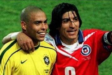 Ronaldo e Iván Zamorano comparten en el Brasil-Chile de 1998, por octavos de final del Mundial de Francia. La Roja perdió 4-1.
