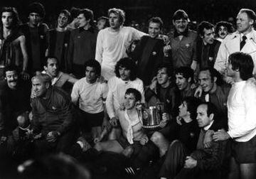 Copa del Rey 1977-1978. (19/04/78). Estadio Santiago Bernabéu. Barcelona-Las Palmas. Los azulgranas ganan 3-1. Los goleadores, Rexach en dos ocasiones, Brindisi y Asensi. Es la primera Copa con extranjeros y también hubo cambio en el color de las tarjetas, del blanco paso al amarillo. 