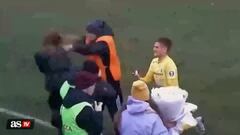 En Polonia un jugador de futbol decidió pedirle la mano a su mujer en pleno partido, el de seguridad cumplió con su trabajo y casi termina mal.