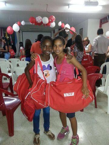 Linda Caicedo y Gisela Robledo, con las mochilas de la selección del Valle del Cauca de niñas.