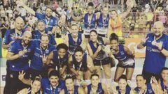 Osasco Voleibol celebra el t&iacute;tulo de Copa de Brasil con &Aacute;ngela Leyva.