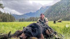 El jugador de fútbol americano Carson Wentz posa junto al oso que mató durante una cacería en Alaska.