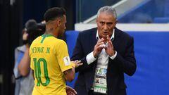 Tite dialoga con Neymar.