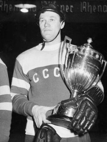 Multifacético: militar, futbolista y jugador de hockey sobre hielo, características que delinean al prototipo de un héroe soviético. Jugó con el CSKA de Moscú, equipo con el que anotó más de 90 goles, y después se ató los patines. Llegó a integrar la selección soviética que venció a Estados Unidos en la final por el oro de los Juegos Olímpicos de Invierno de Cortina d’Ampezzo, en 1956.