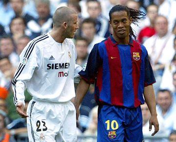 Beckham y Ronaldinho juntos en un Clásico en el Santiago Bernabéu. Sus nombres quedaron unidos por la operación del inglés.