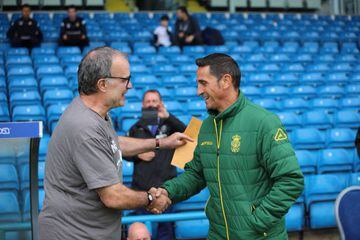 Marcelo Bielsa shakes hands with Las Palmas coach Manolo Jiménez