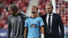 Kevin V&aacute;zquez se marcha llorando tras lesionarse en el partido entre Osasuna y el Celta.